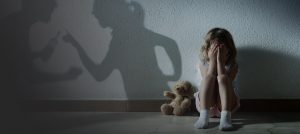 Alkoholista (vagy bármilyen függőségben szenvedő) szülő mellett felnőve rengeteg olyan mintát raktározhattál el gyerekként, amelyek nagyban befolyásolják a működésed, a döntéseidet, az életed minden területén.